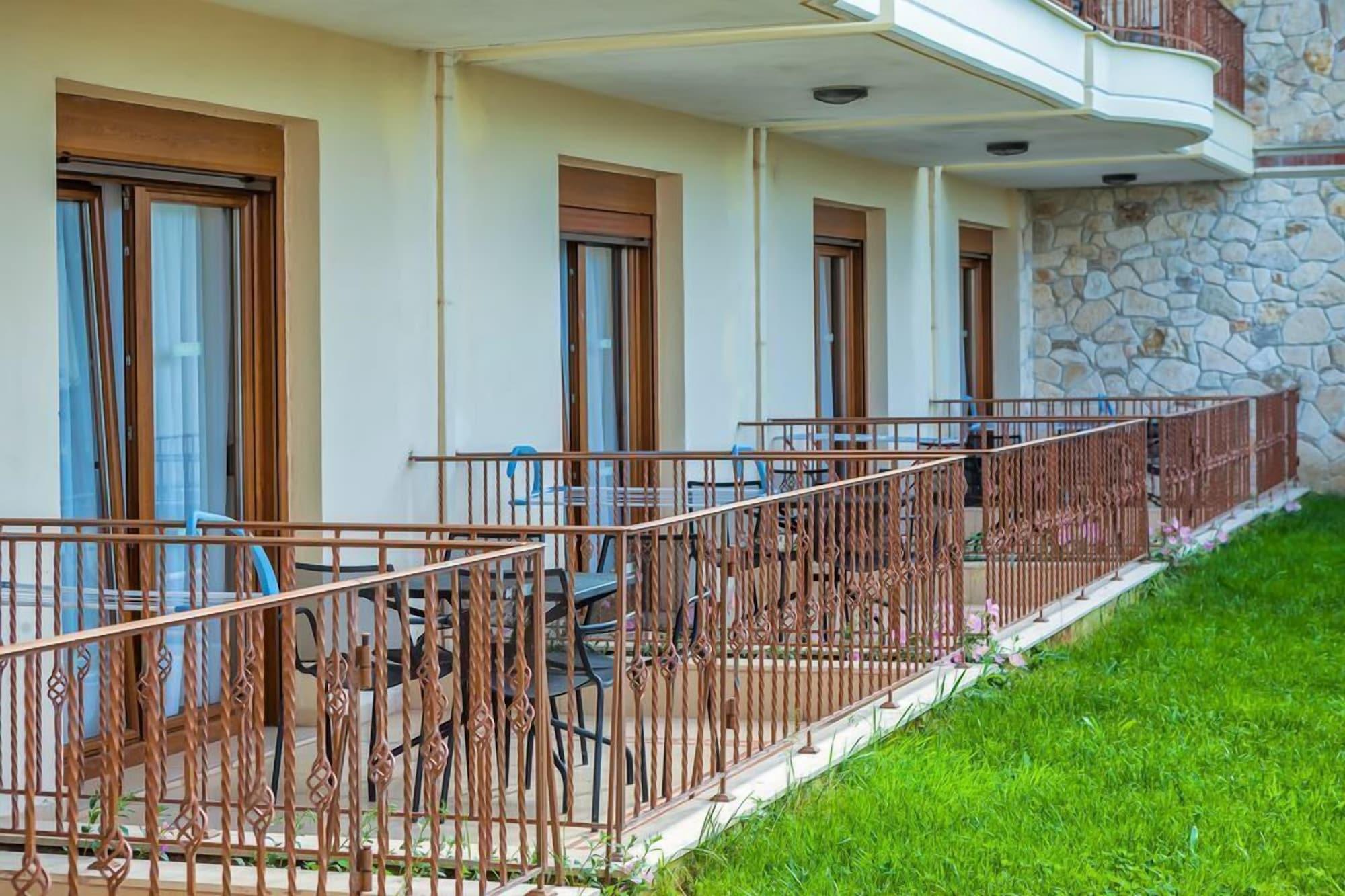 Nereides Hotel Hanioti Esterno foto