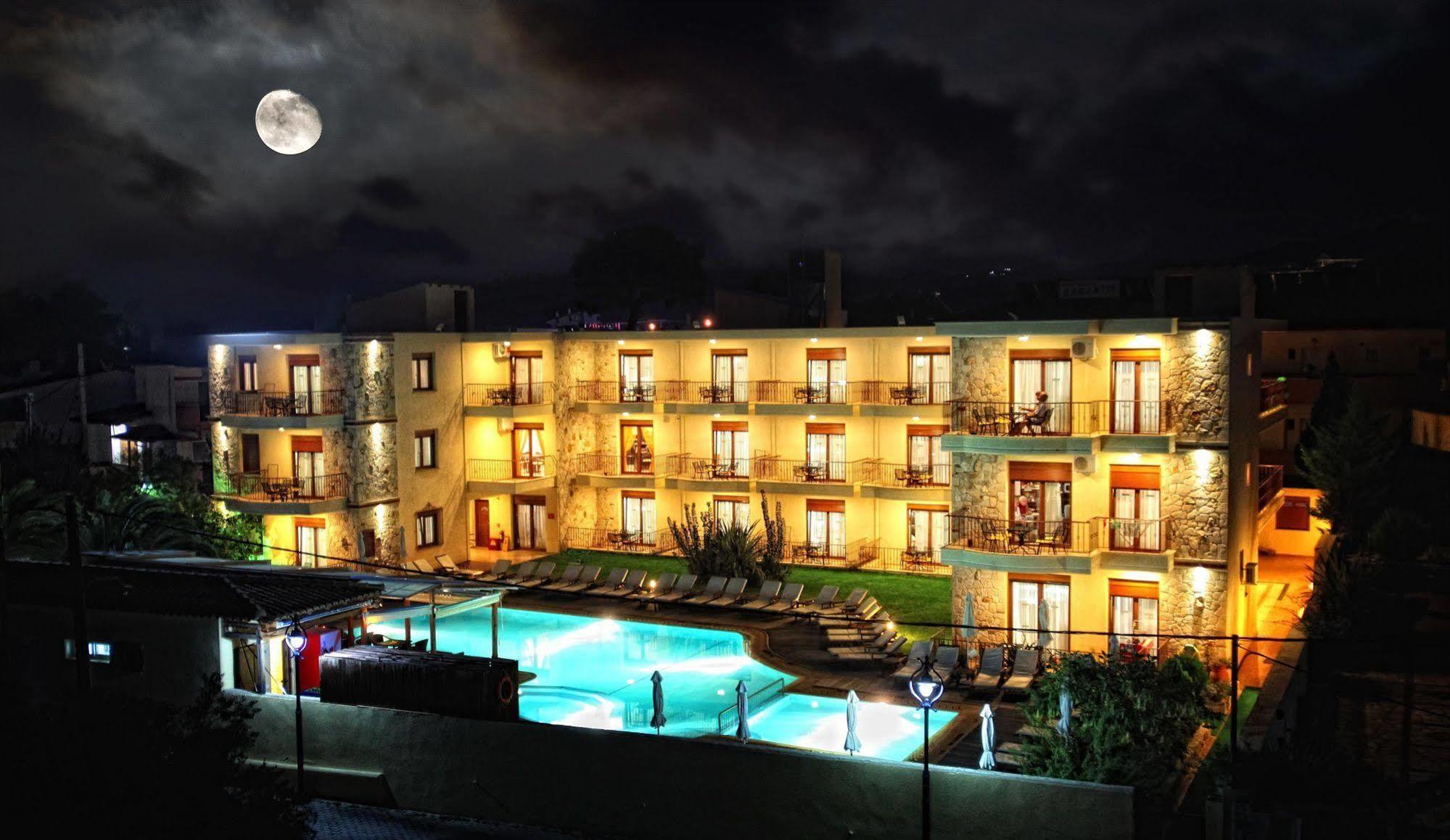 Nereides Hotel Hanioti Esterno foto